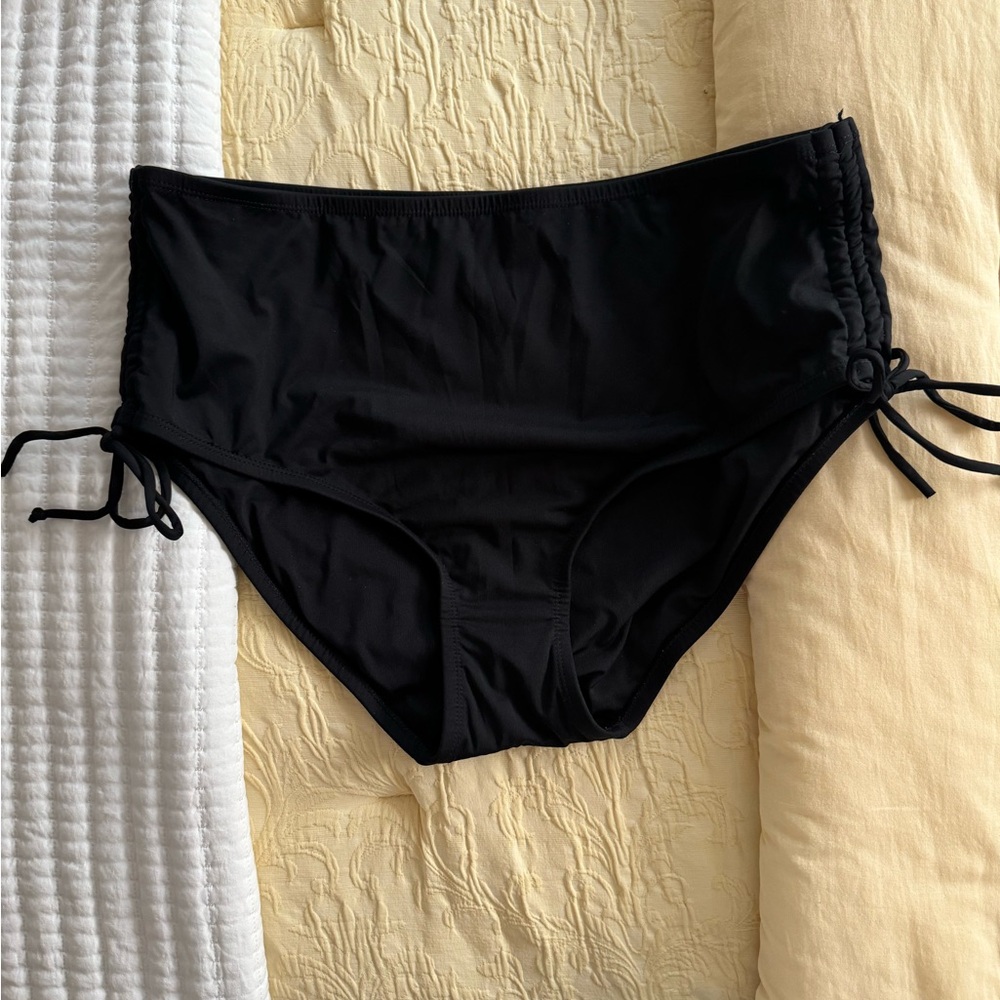 Beach House Women’s swim bottom, size 16W, fully lined, adjustable side tie. EUC